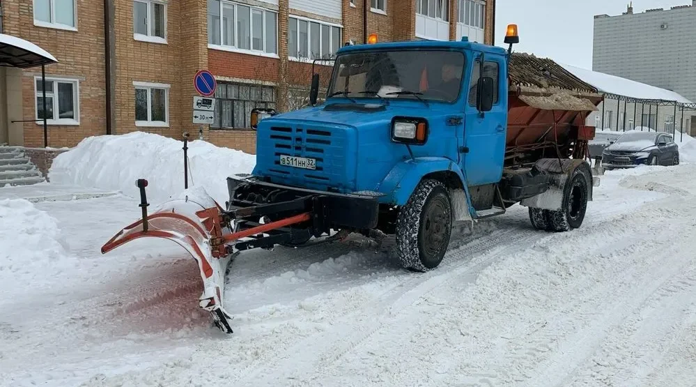 В районах Брянской области устраняют последствия ночного снегопада