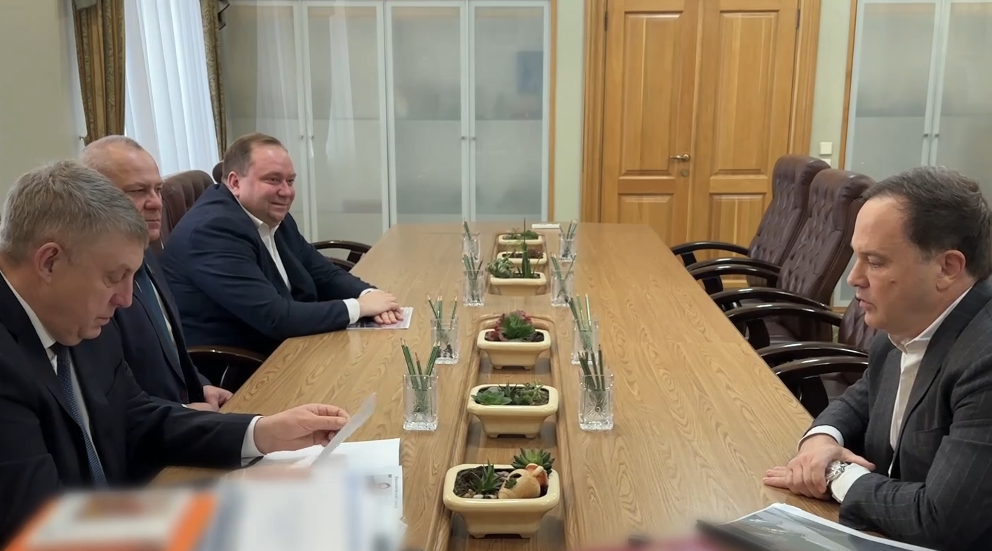 Александр Богомаз обсудил развитие завода «Снежеть» с его руководителем