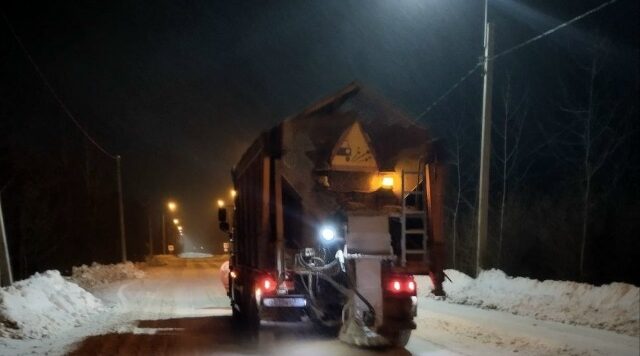 В Брянской области продолжаются работы по уборке снега и обработке дорог