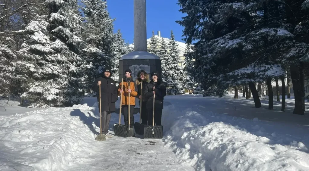 Школьники брянской школы взяли шефство над памятником