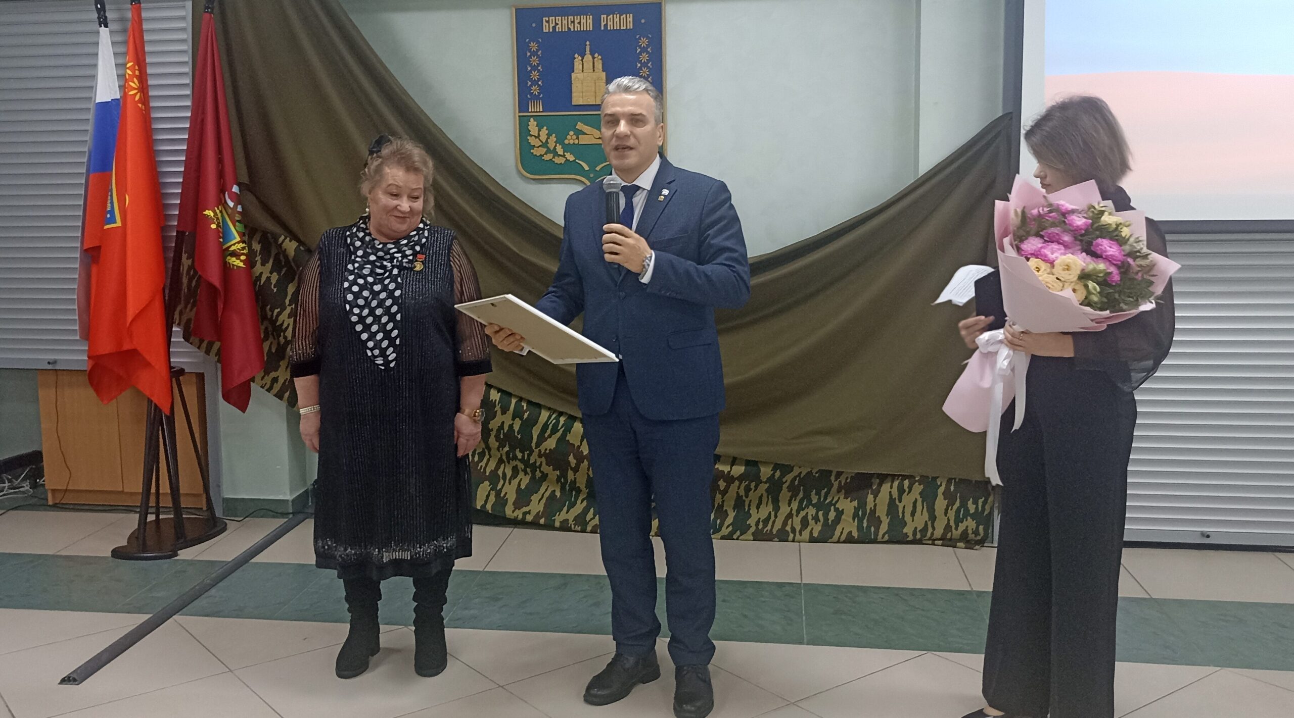 В Брянском районе состоялось вручение благодарности матери солдата