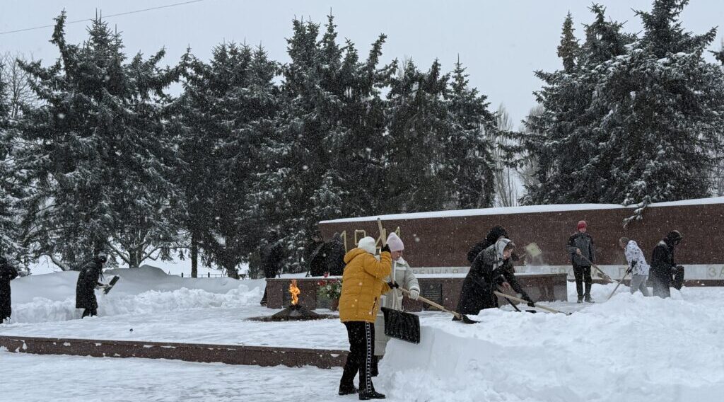 Брянский «Снежный десант» ведет борьбу с зимней стихией