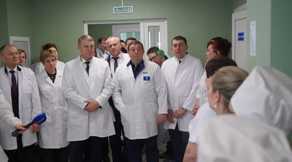 Александр Богомаз и Петр Глыбочко посетили терапевтический корпус Почепской ЦРБ