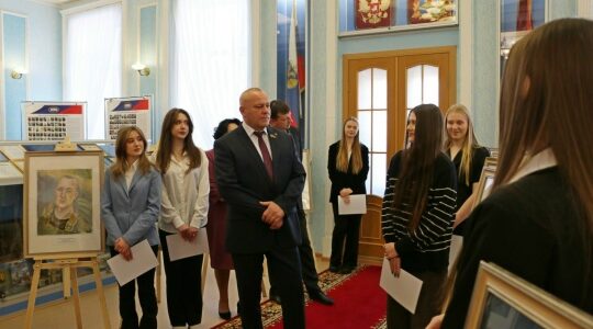 В Брянской облдуме проходит патриотическая выставка «Герои нашего времени»