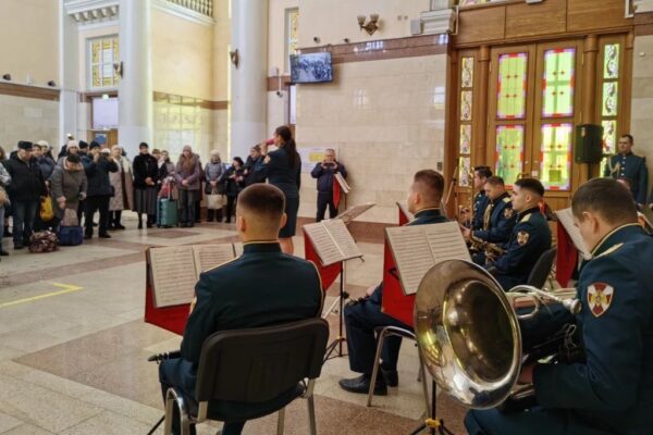 Военные музыканты Росгвардии выступили на железнодорожном вокзале в Брянске