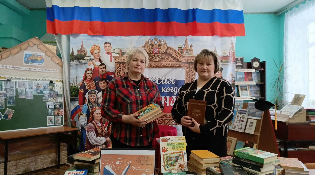 Редакция «Знамя труда» подарила книги сельской библиотеке