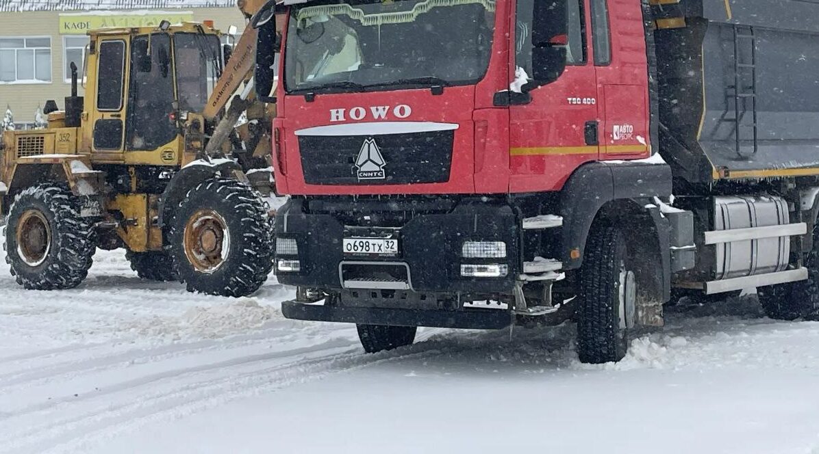 В Брянской области ведется очистка и противогололедная обработка дорог
