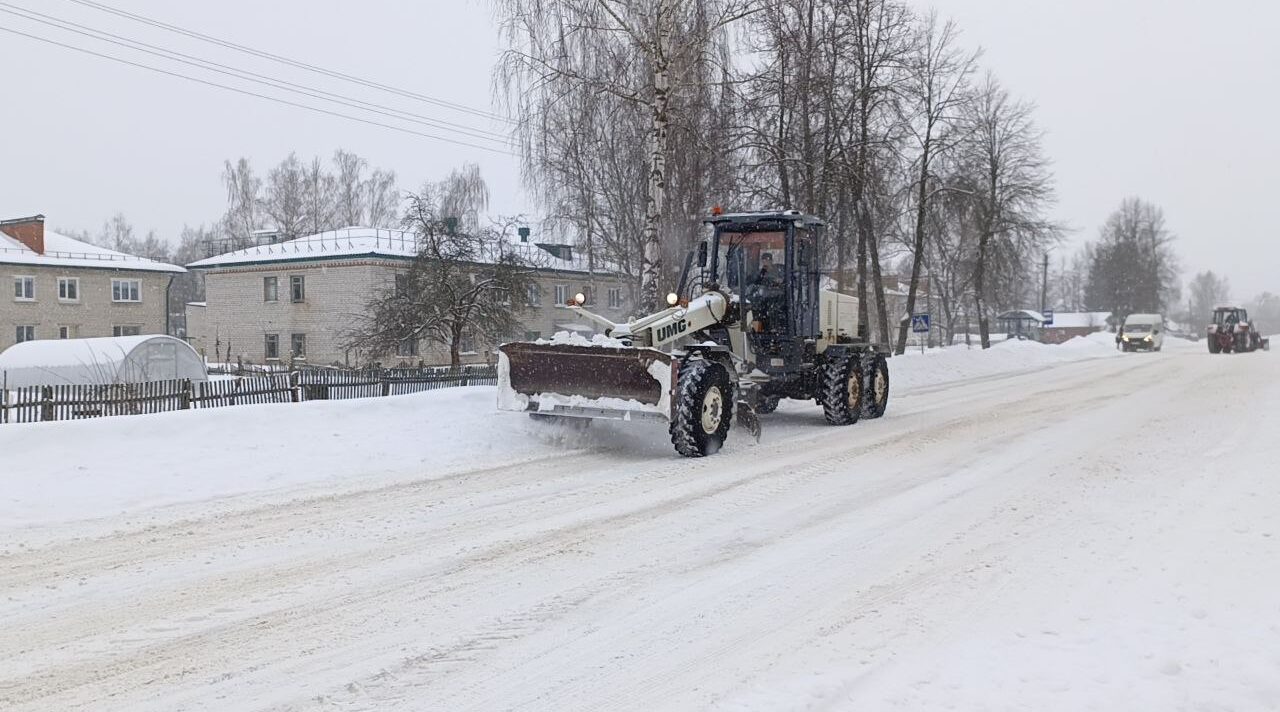 С половины шестого утра началась уборка снега в Дубровском районе