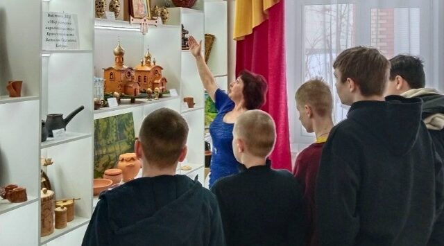 Воспитанники ГБУ КЦСОН Дубровского района посетили выставку Виталия Боброва