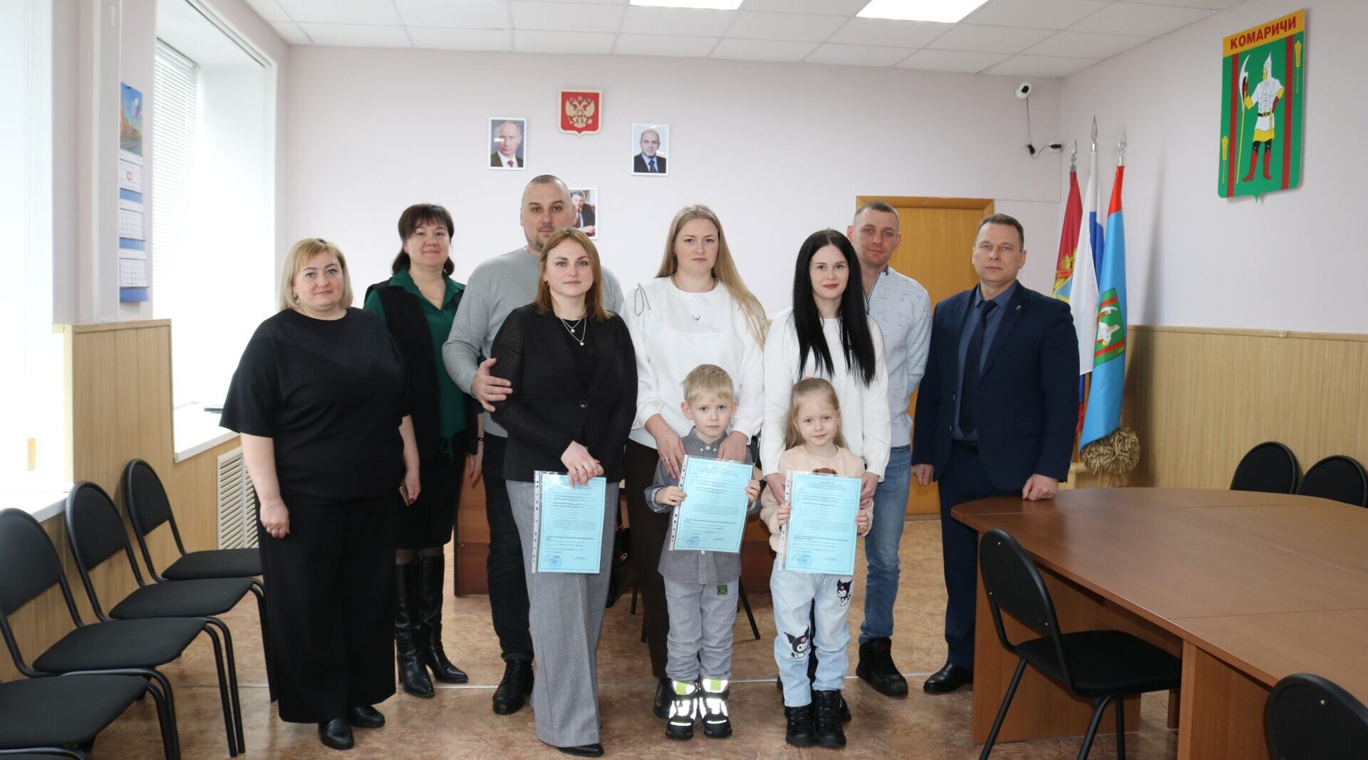 Трем молодым семьям Комаричского района вручили жилищные сертификаты