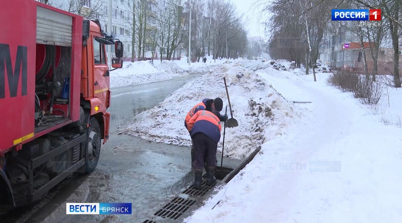 Как в Брянске проводят весеннюю уборку ливневых колодцев и труб