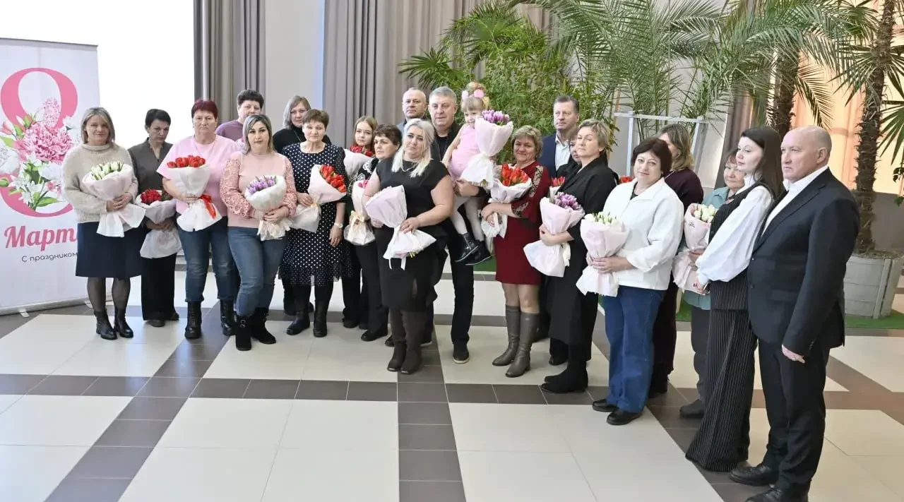 Александр Богомаз поздравил с праздником матерей и жён погибших военнослужащих