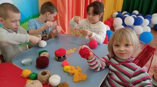 Воспитанники Дубровского детского сада № 4 сделали русскую народную игрушку «Кукла»