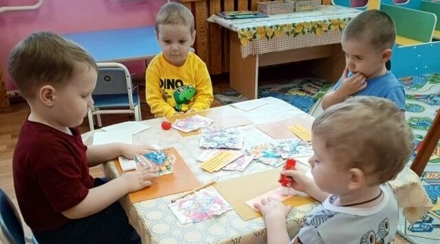 Воспитанники Дубровского детского сада № 4 сделали открытки для своих мам