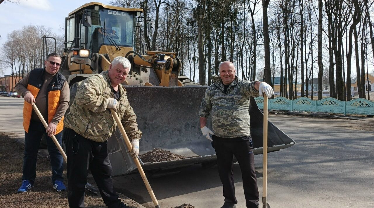 Жители и волонтёры Дубровского района участвуют в первом субботнике года