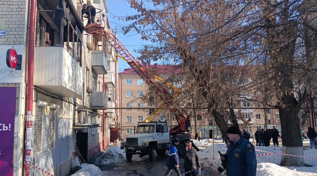 Волонтёры и строители восстанавливают дома в Советском районе Брянска