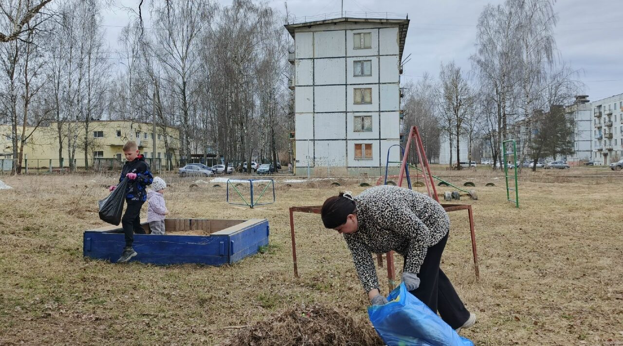 Жители поселка Сещи благоустраивают детскую площадку своими силами