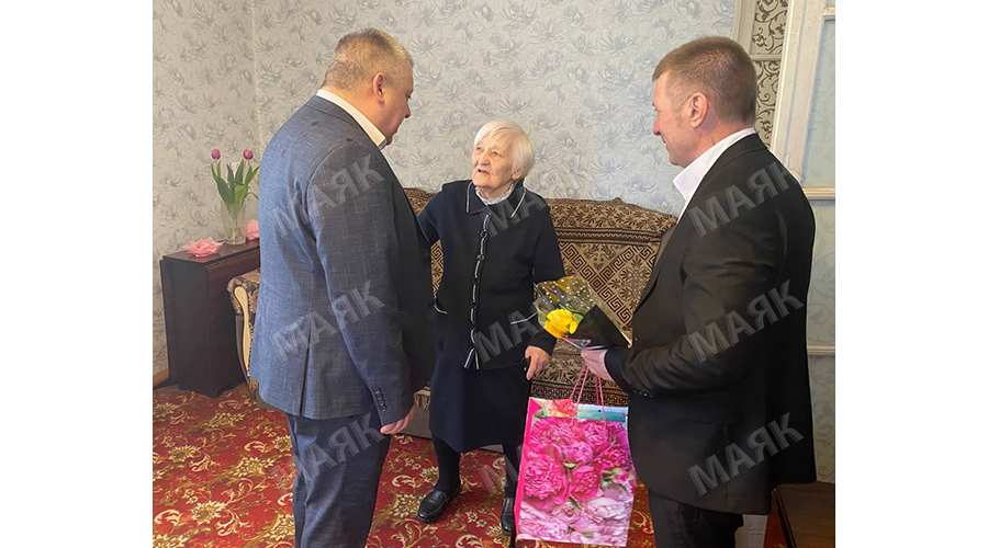 Ветерана войны из Новозыбкова поздравили с 8 Марта