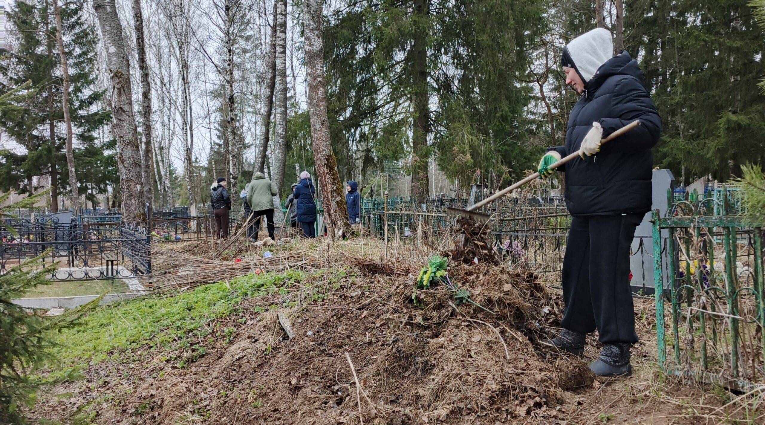 На кладбище в Дубровском районе состоялась уборка мусора и сухой травы
