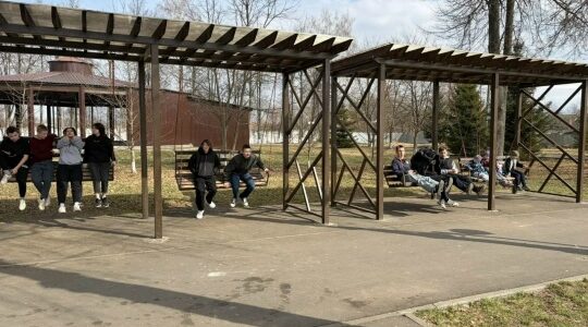 Как воспитанники ГБУ КЦСОН Дубровского района провели время на спортивной площадке