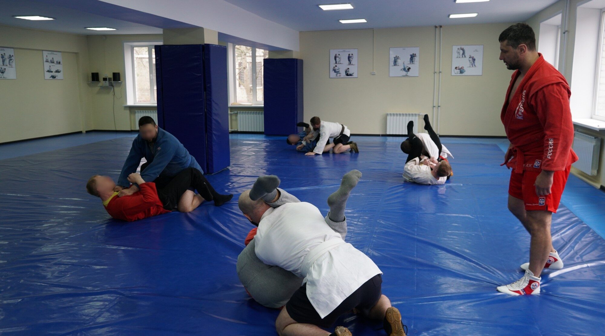 Чемпион мира по самбо Артем Осипенко провёл мастер-класс для росгвардейцев в Брянске