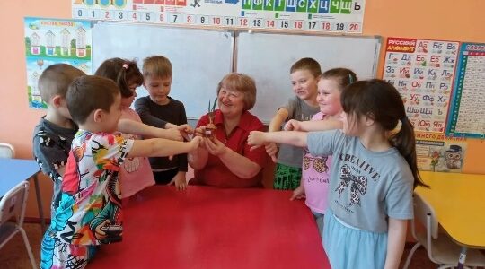 Эксперименты с выращиванием лука для воспитанников Дубровского детского сада №4