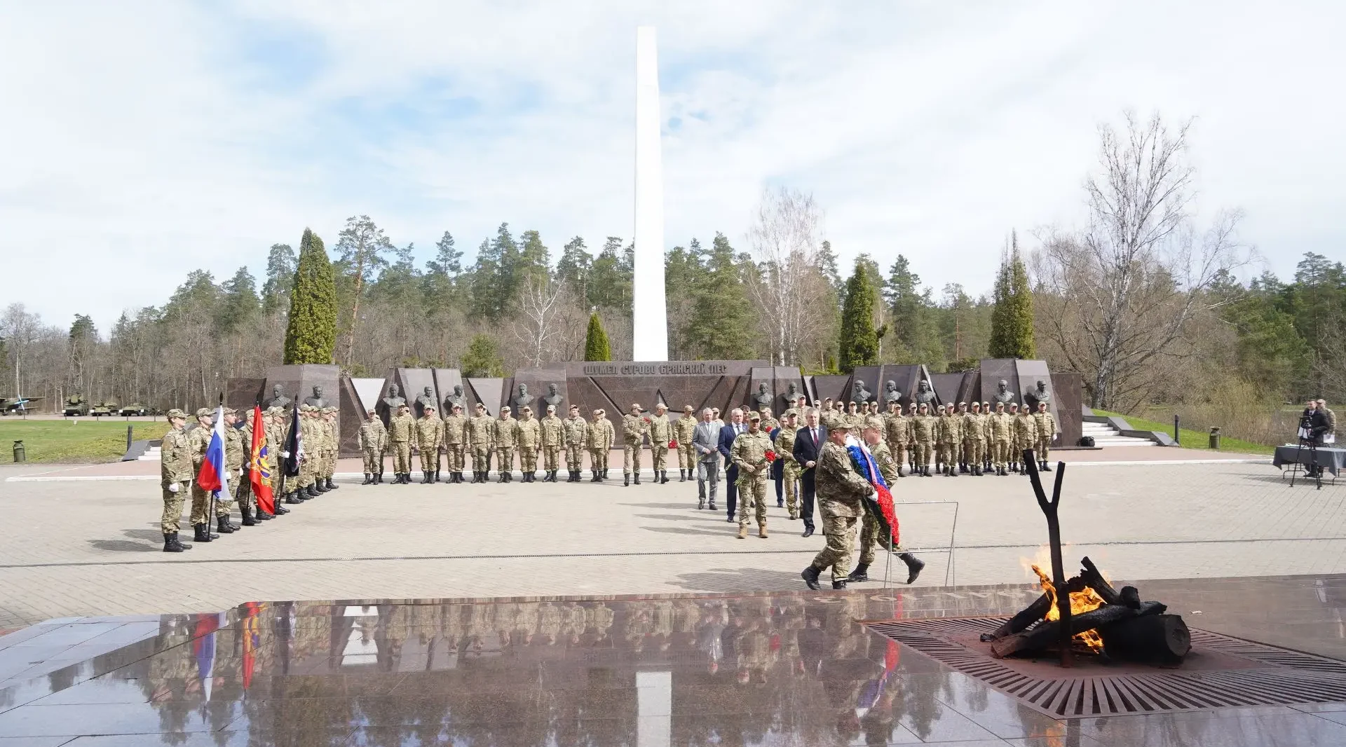 Губернатор Александр Богомаз почтил память воинов-освободителей Брянщины