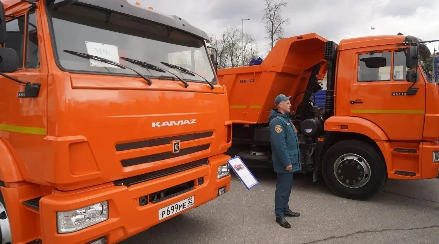 Подразделениям пожарно-спасательной службы Брянской области вручили ключи от 11 новых машин