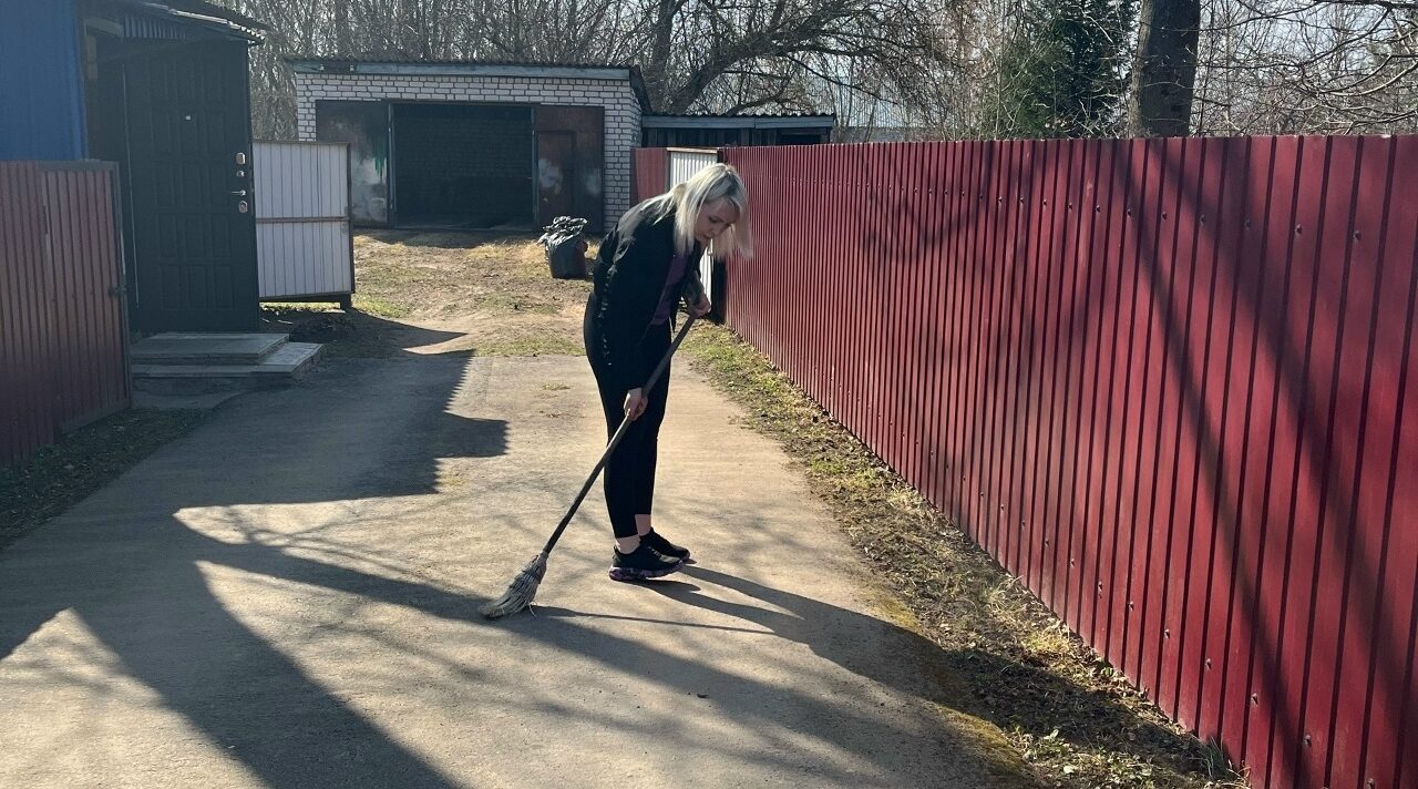 Сотрудники газеты «Знамя труда» провели субботник у редакции