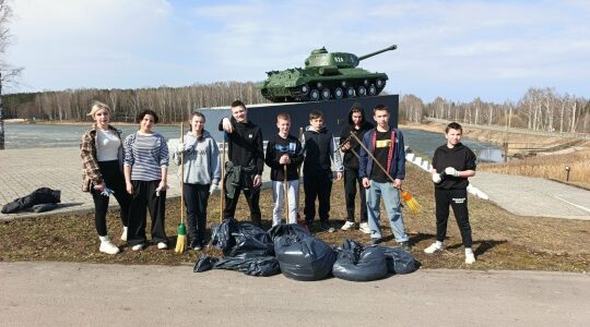 Молодёжь Дубровки провела уборку памятника воинам-танкистам