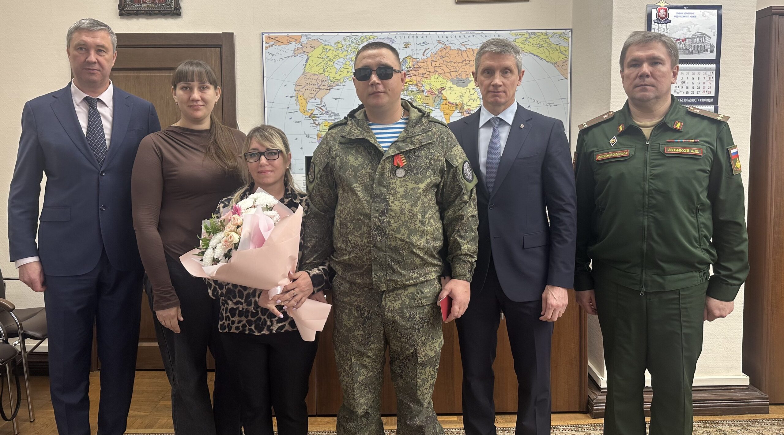 В Клинцах участнику СВО Юрию Лобочу вручили медаль Жукова