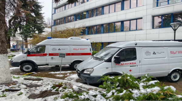 Народный фронт и Правительство РФ передали медикам прифронтовых регионов 14 реанимобилей и 400 бронежилетов