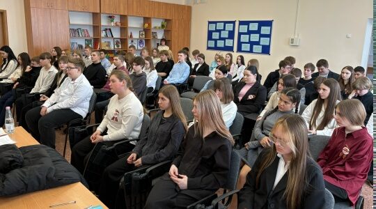 Для учащихся Сещинской СОШ в рамках профориентации состоялась встреча с мастером швейной фабрики