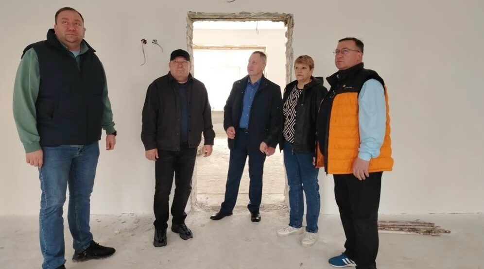 В Дубровском районе полным ходом идет капремонт детского сада «Ромашка»