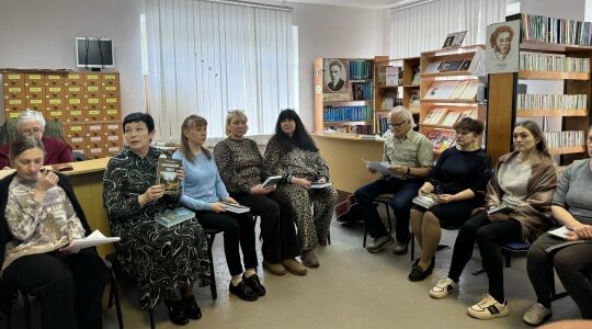 В Дубровской библиотеке прошел творческий вечер Александра Потрашкова