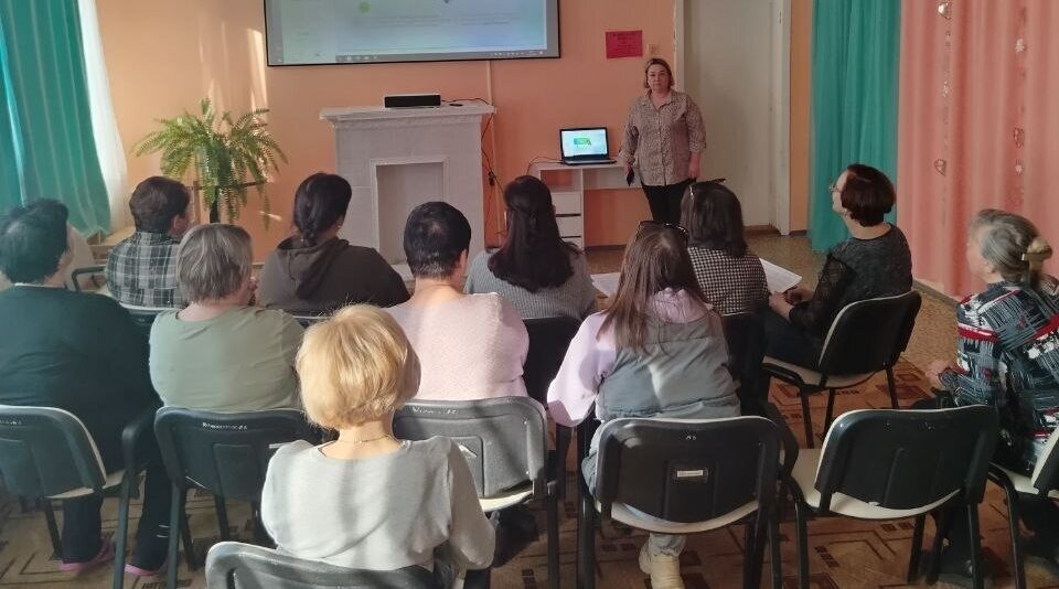 В ГБУ КЦСОН Дубровского района прошло занятие по финансовой безопасности и дропам