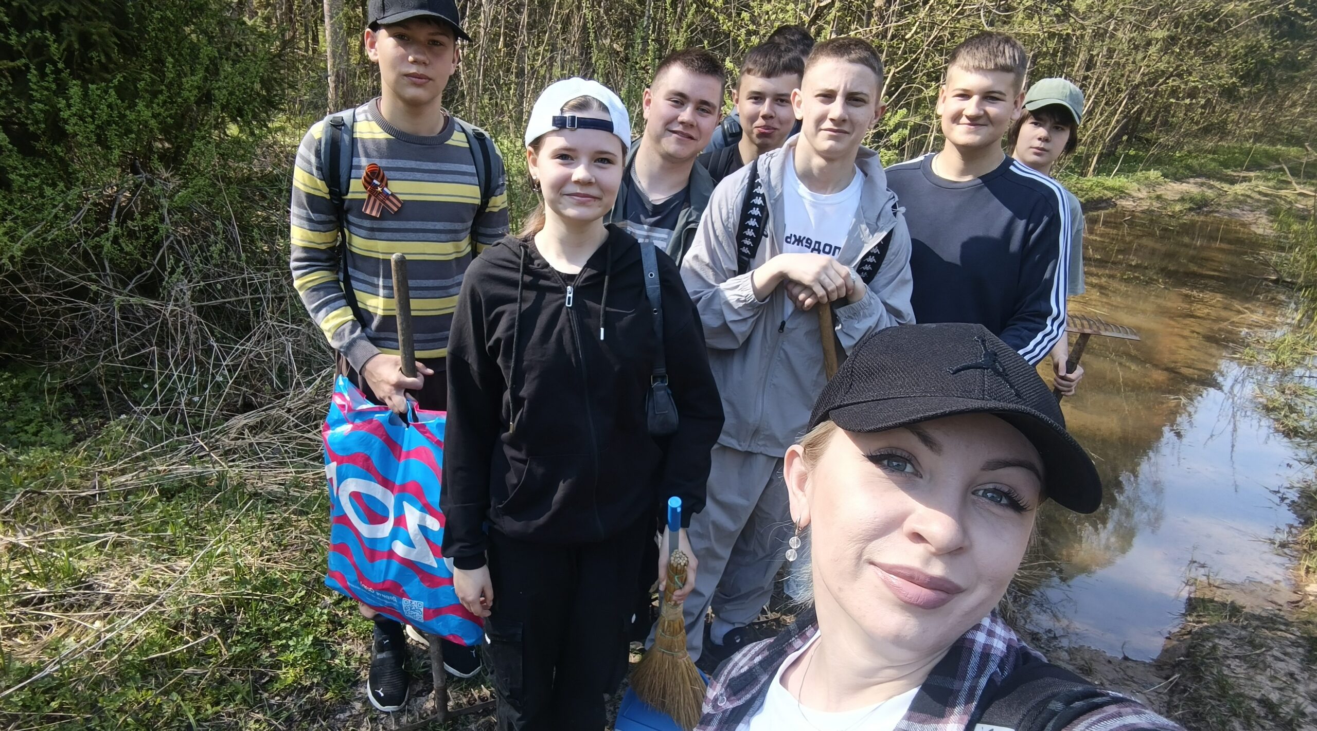 В Дубровском районе школьники посетили памятник партизанам войны