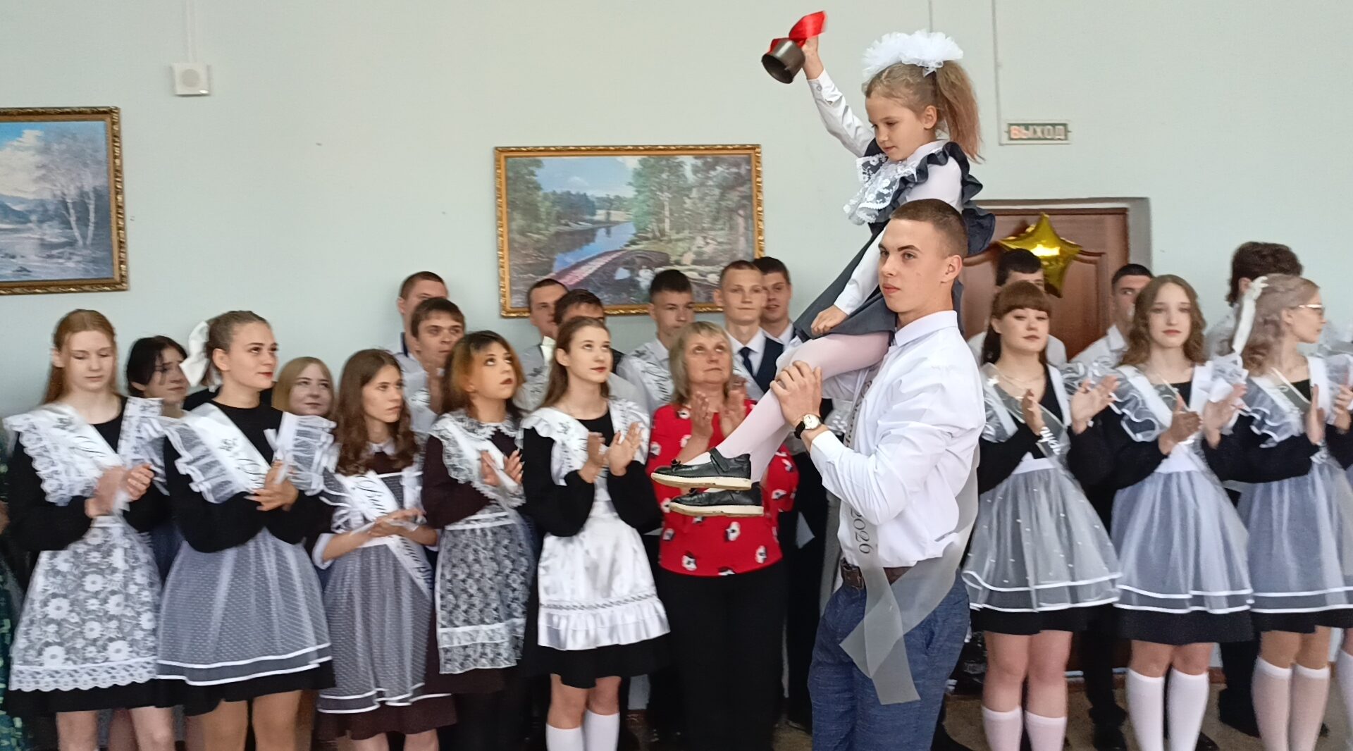Последний звонок прозвенел в школах Дубровского района