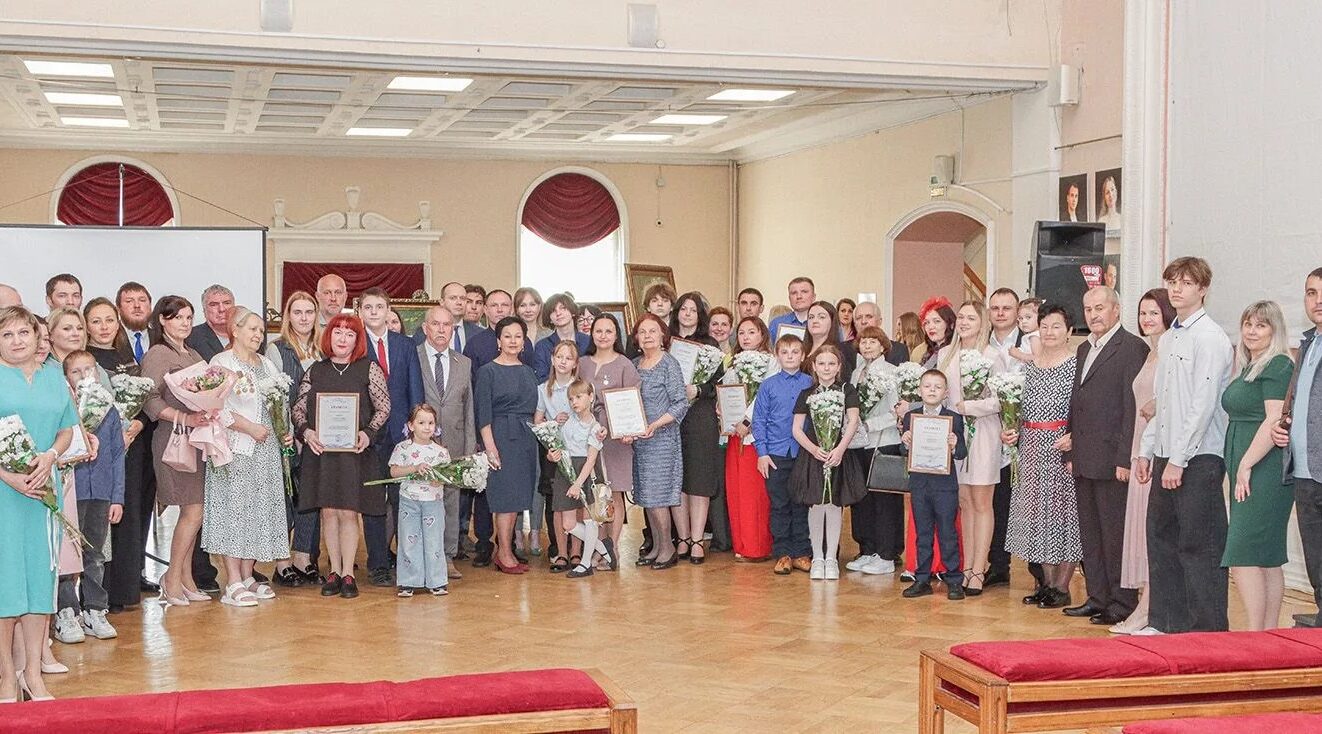 В Брянске наградили победителей конкурса «Семья года – 2026»