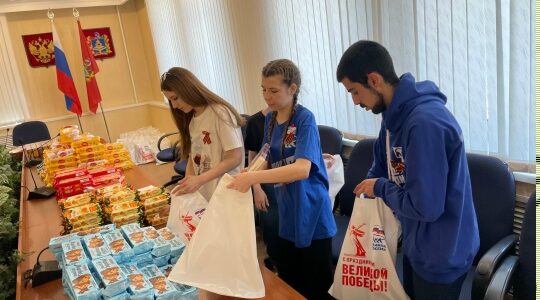 Дубровские волонтёры поздравляют ветеранов с Днём Победы
