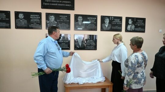 В МБОУ «Сещинская СОШ им. К.Я.Поварова» прошло открытие мемориальной доски памяти героя