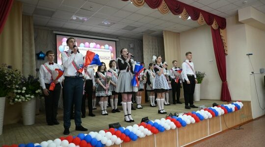 В Сещинской СОШ прошла торжественная линейка в честь последнего звонка
