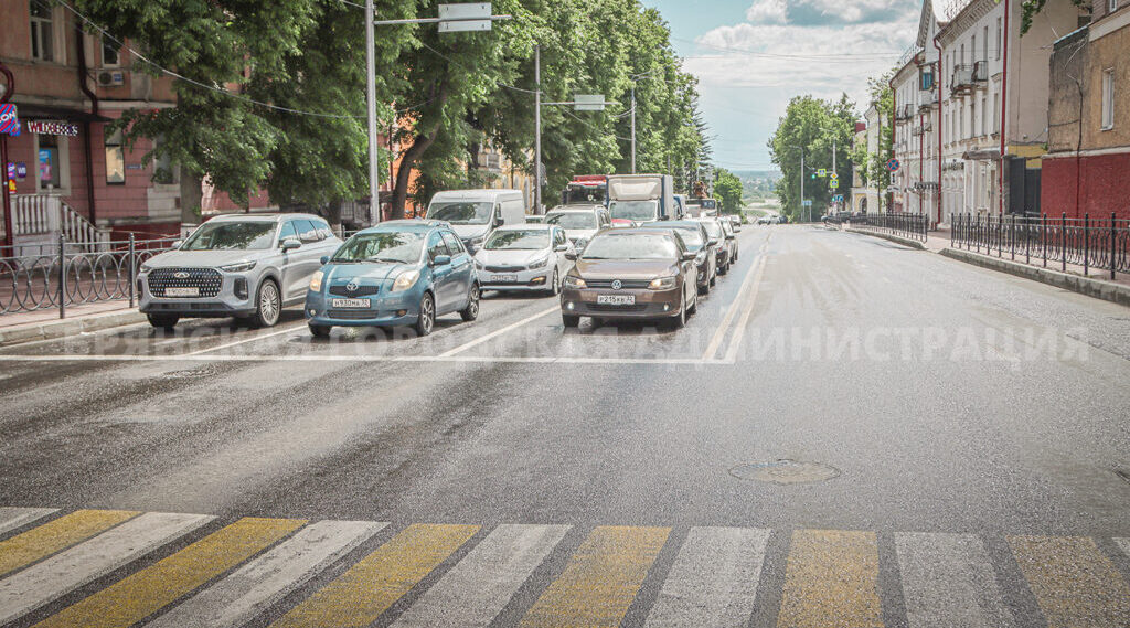 В Брянске на улице Горького устанавливают ажурные ограждения