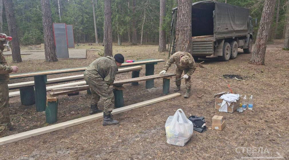 Работники ГАУ «Брянский объединенный ресурс» и СМИ благоустроили памятник военным журналистам