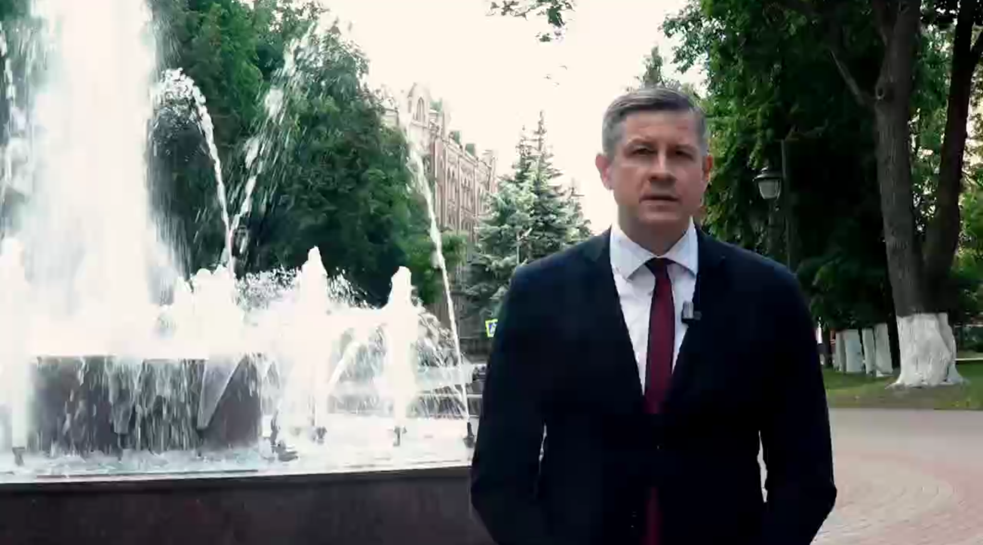 Егор Ковальчук поздравил выпускников с последним звонком