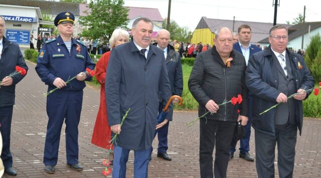 Жители Дубровки почтили память ветеранов у Мемориала Славы