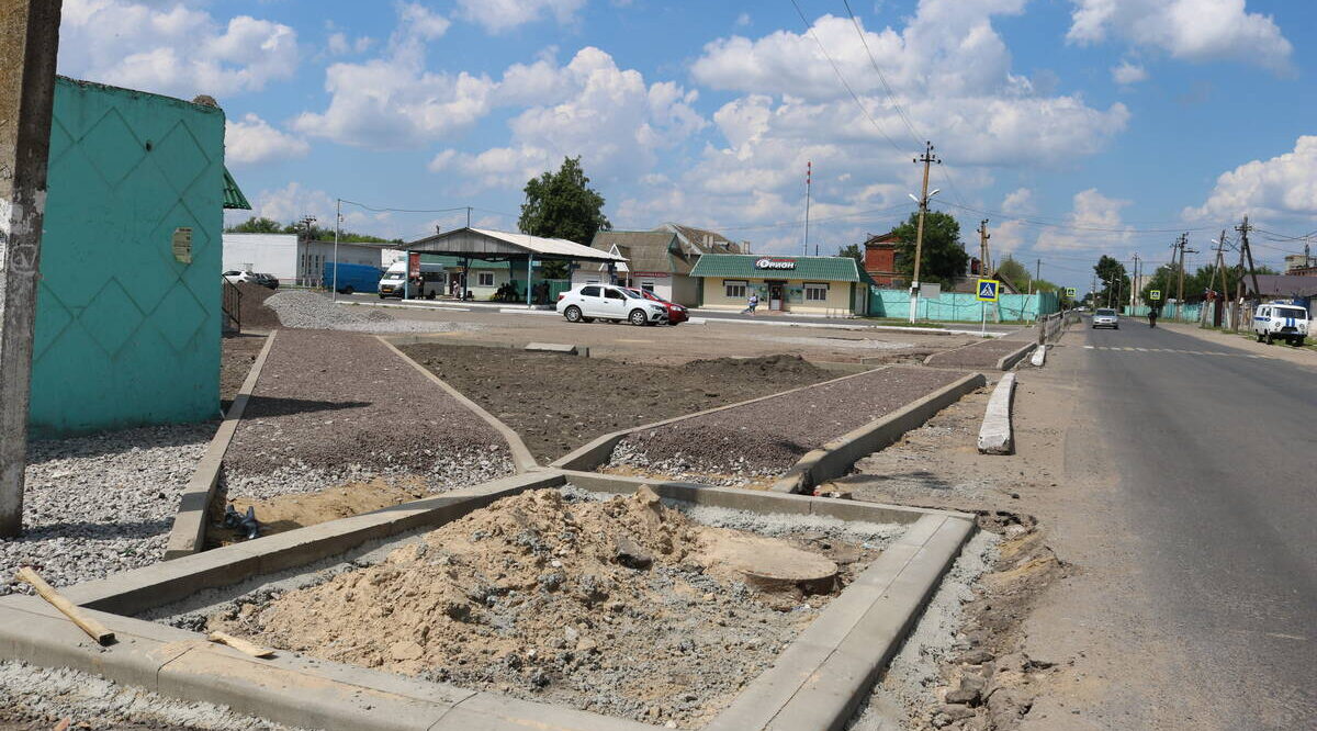 В центре посёлка Комаричи ведутся работы преображению привокзальной площади