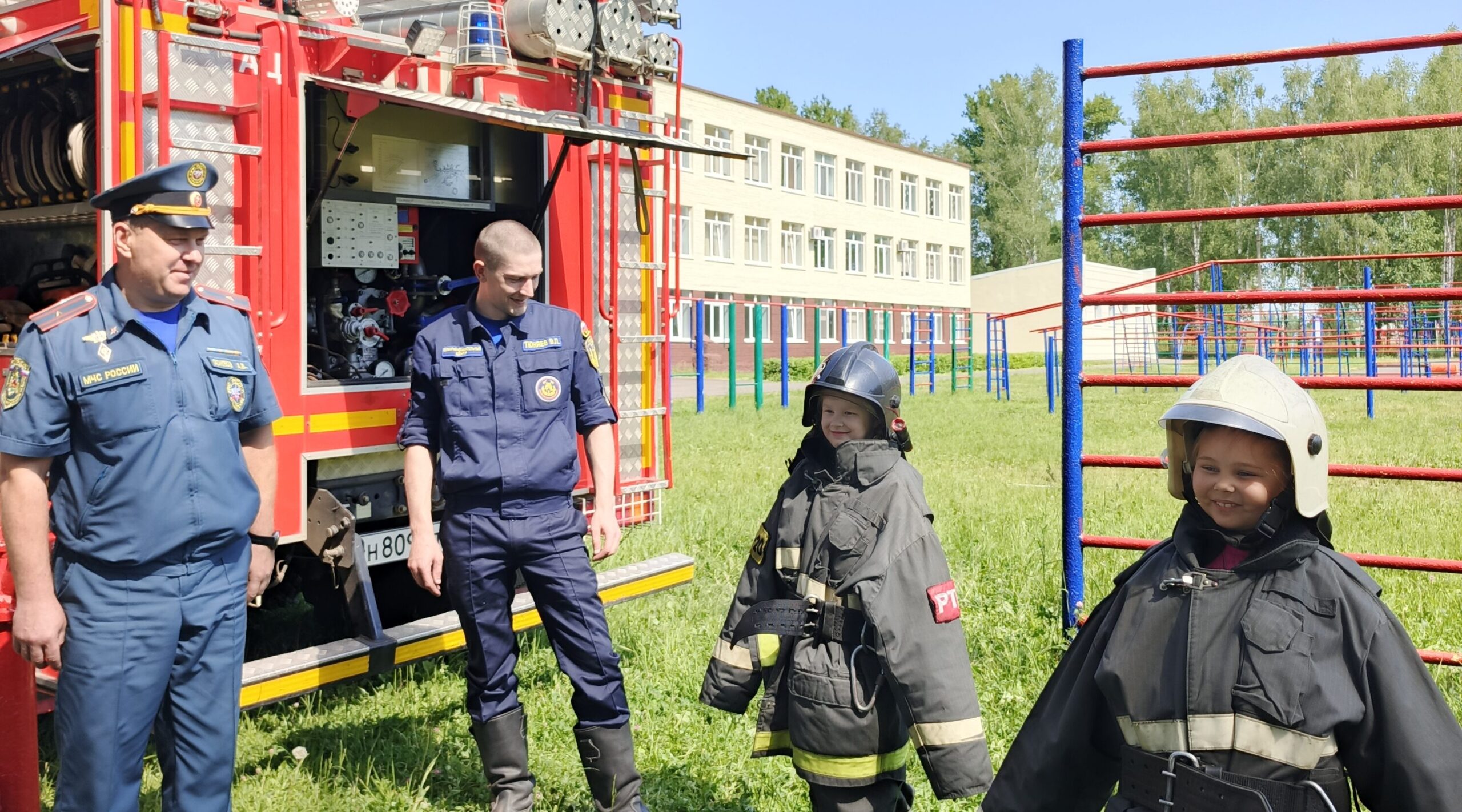 В Дубровском районе пожарные знакомят детей с профессией спасателя