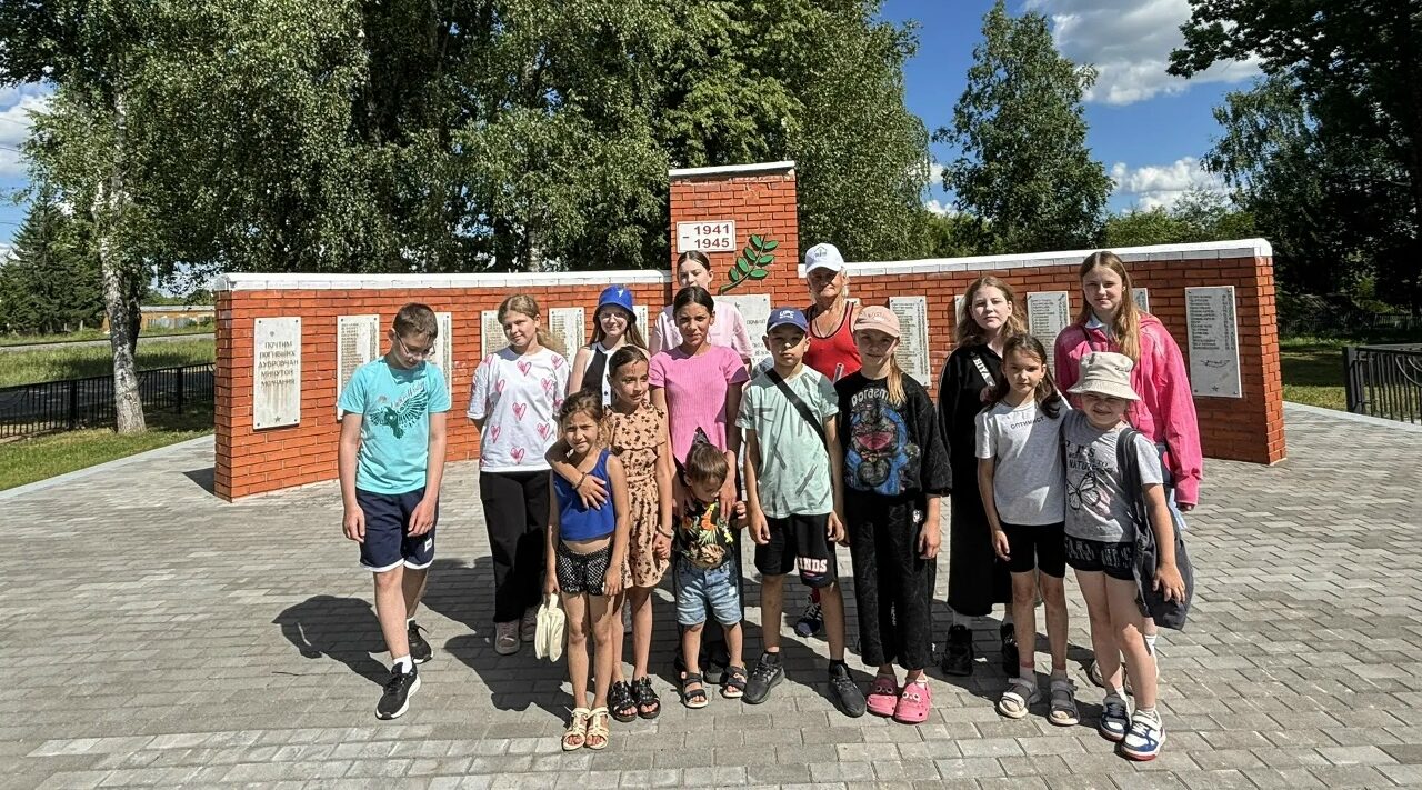 Молодые активисты Дубровского района почтили память героев забегом
