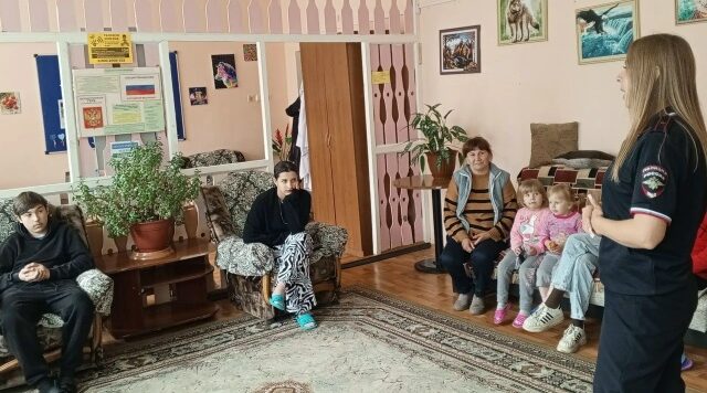 В ГБУ КЦСОН Дубровского района прошло занятие «Измена Родине — тягчайшее преступление»